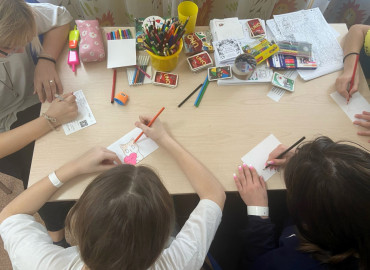 «Детская школа искусств онлайн» запустила обмен нарисованными открытками между детьми из больниц